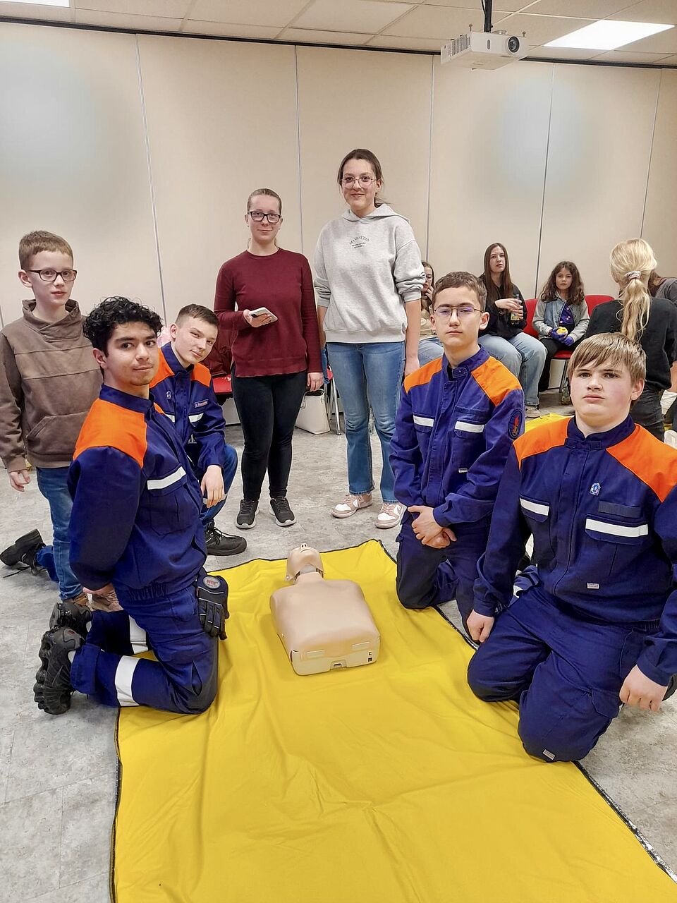 Jugendfeuerwehr am reanimationsdummy