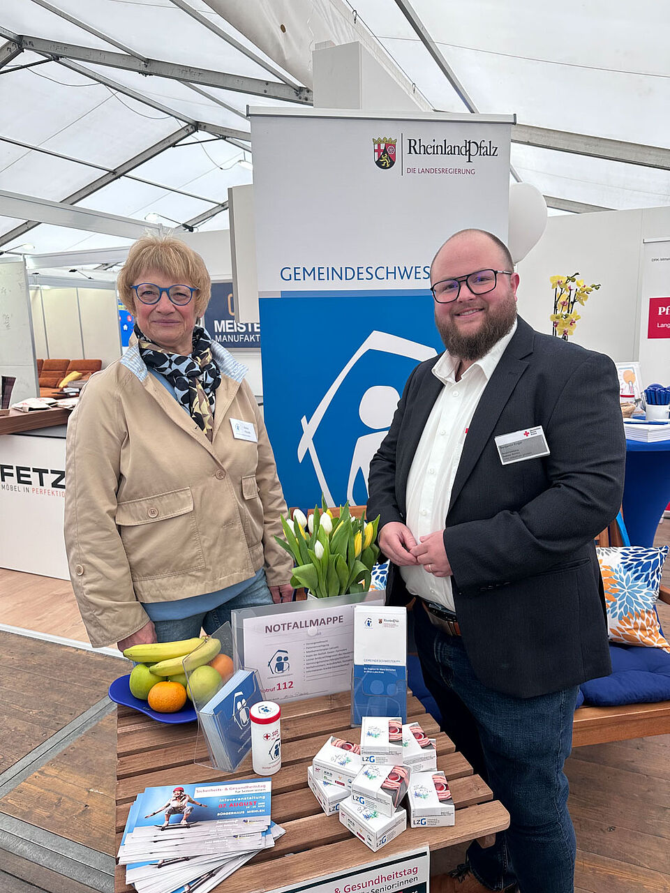 Gemeindeschwester mit Benjamin Engel vom DRK Mittelrhein