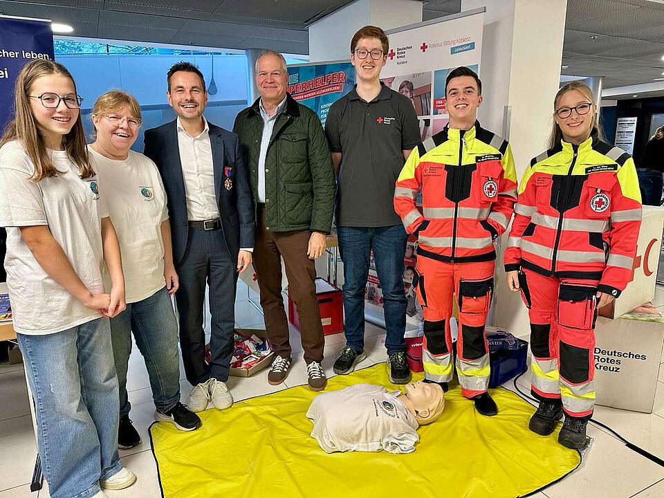 Gruppenbild u.a. mit OB Langner, Hr. Maser, Sanitätesmitarbeitern