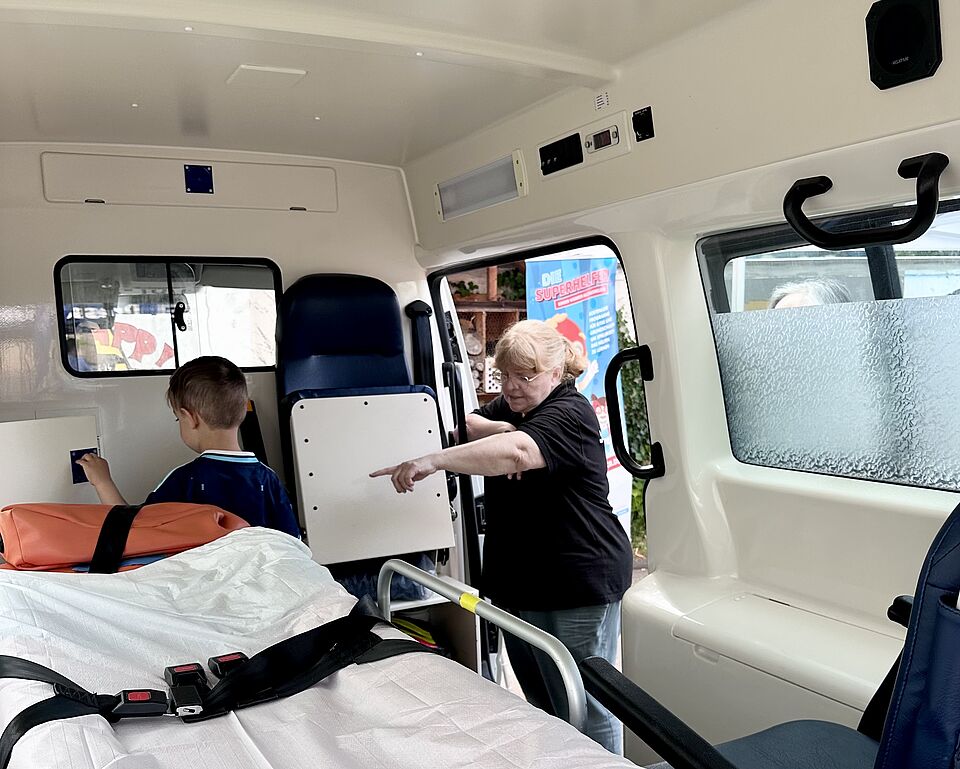Kind sieht sich in Rettungswagen um