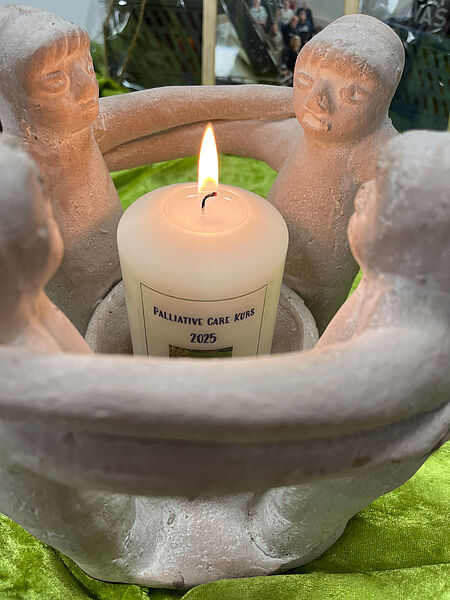 Kerze mit der Aufschrift "Palliativ Care Kurs 2025"