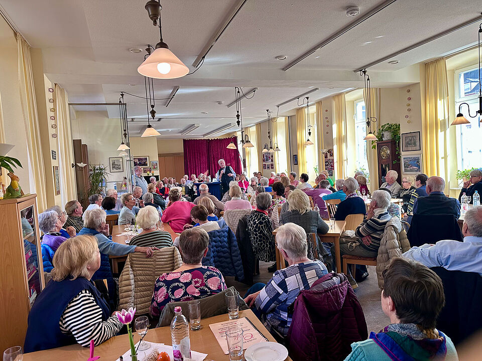 Stimmungsbilder Seniorentalk - Redner vor Gruppe