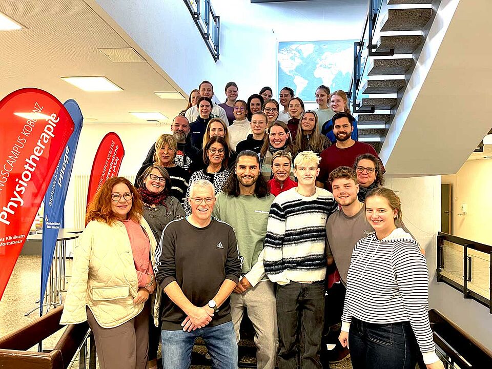 Gruppenbild mit Auszubildenden der Physiotherapie und Mitarbeitenden des DRK