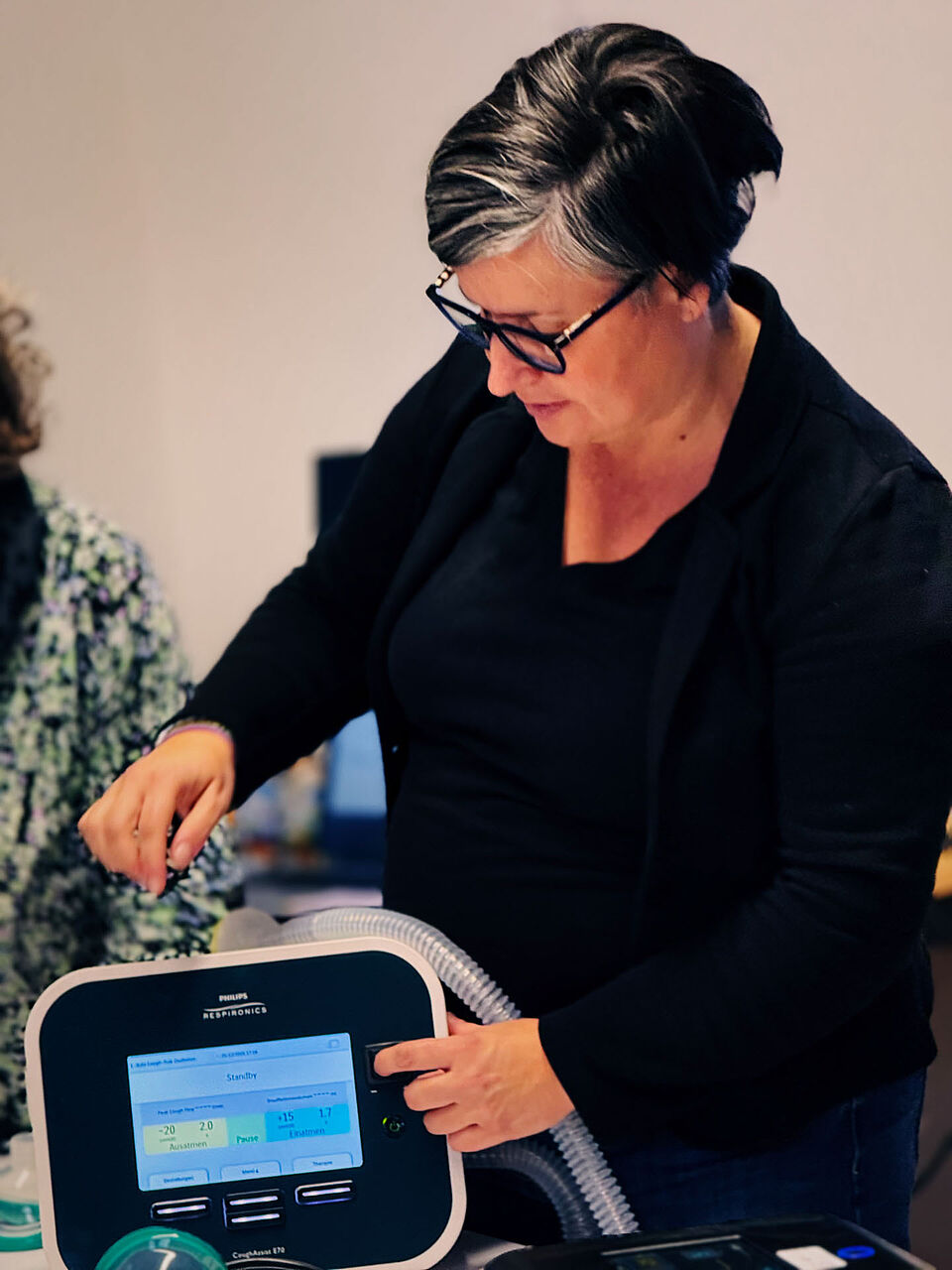 Dozentin erklärt Hustenassistent