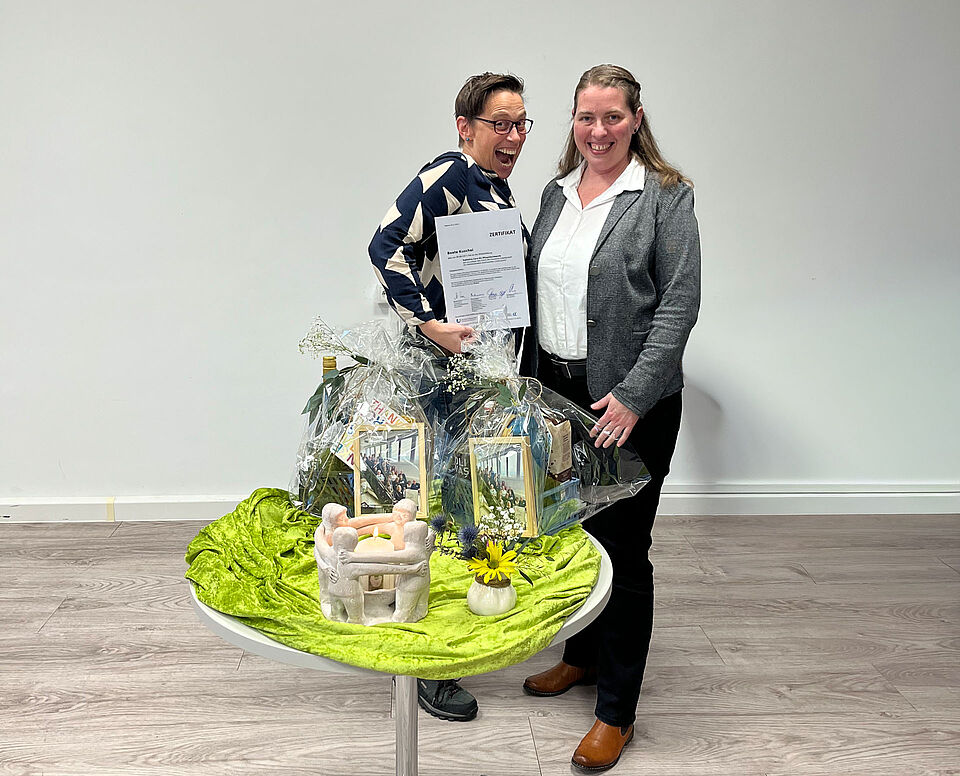 Stolze Teilnehmerin mit Zertifikat mit Teamleitung Pätzold