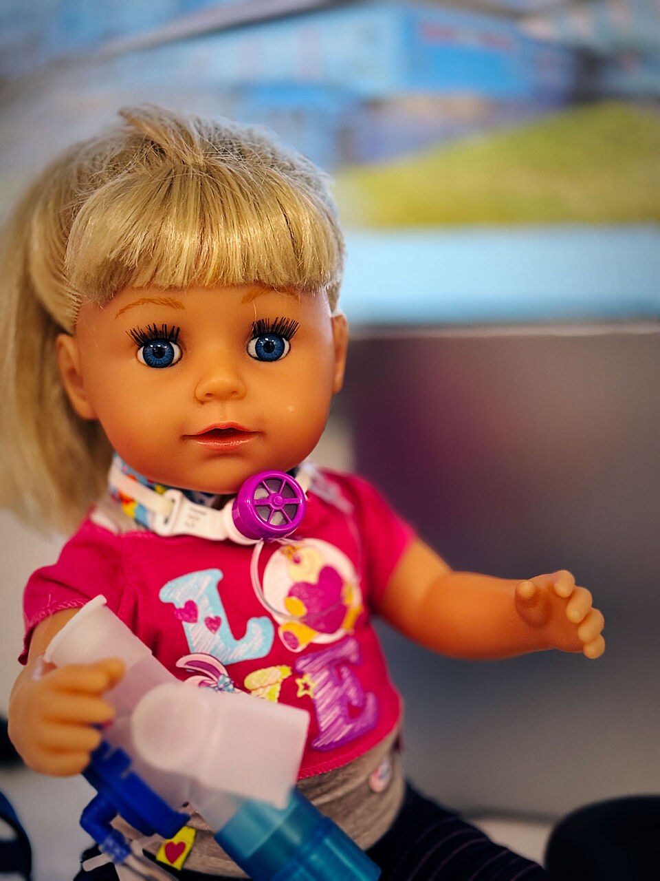 Spielzeugpuppe als Demonstration mit Sprachkanüle