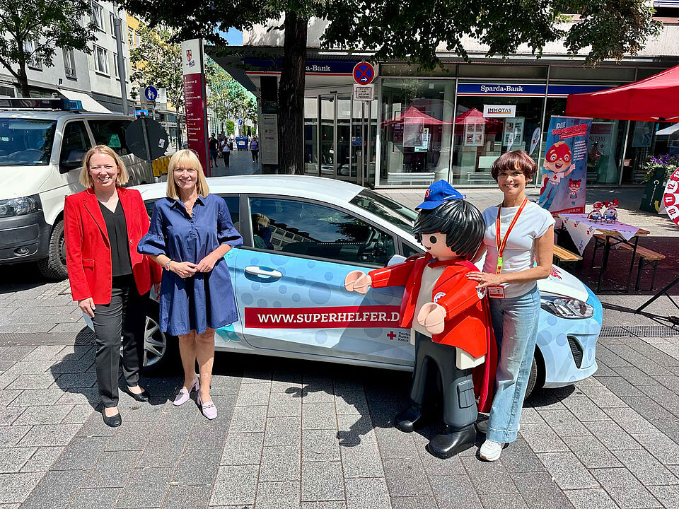Gruppenbild vor auto
