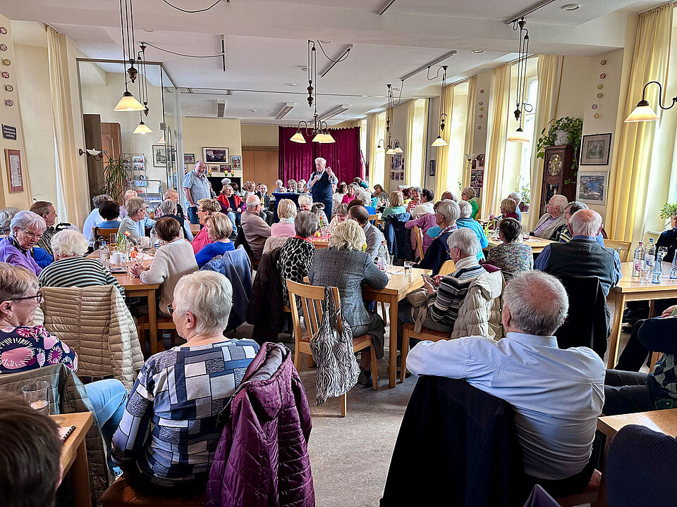 Stimmungsbilder Seniorentalk - Redner vor Gruppe