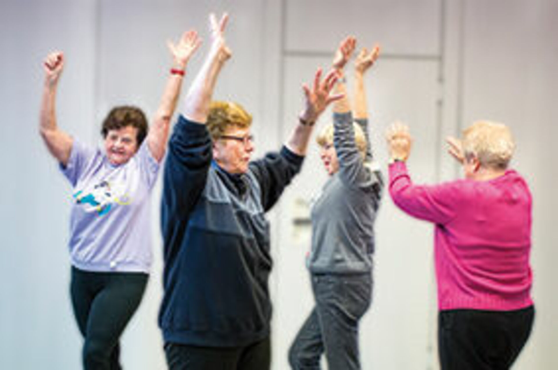 Seniorinnen machen Gymnastik